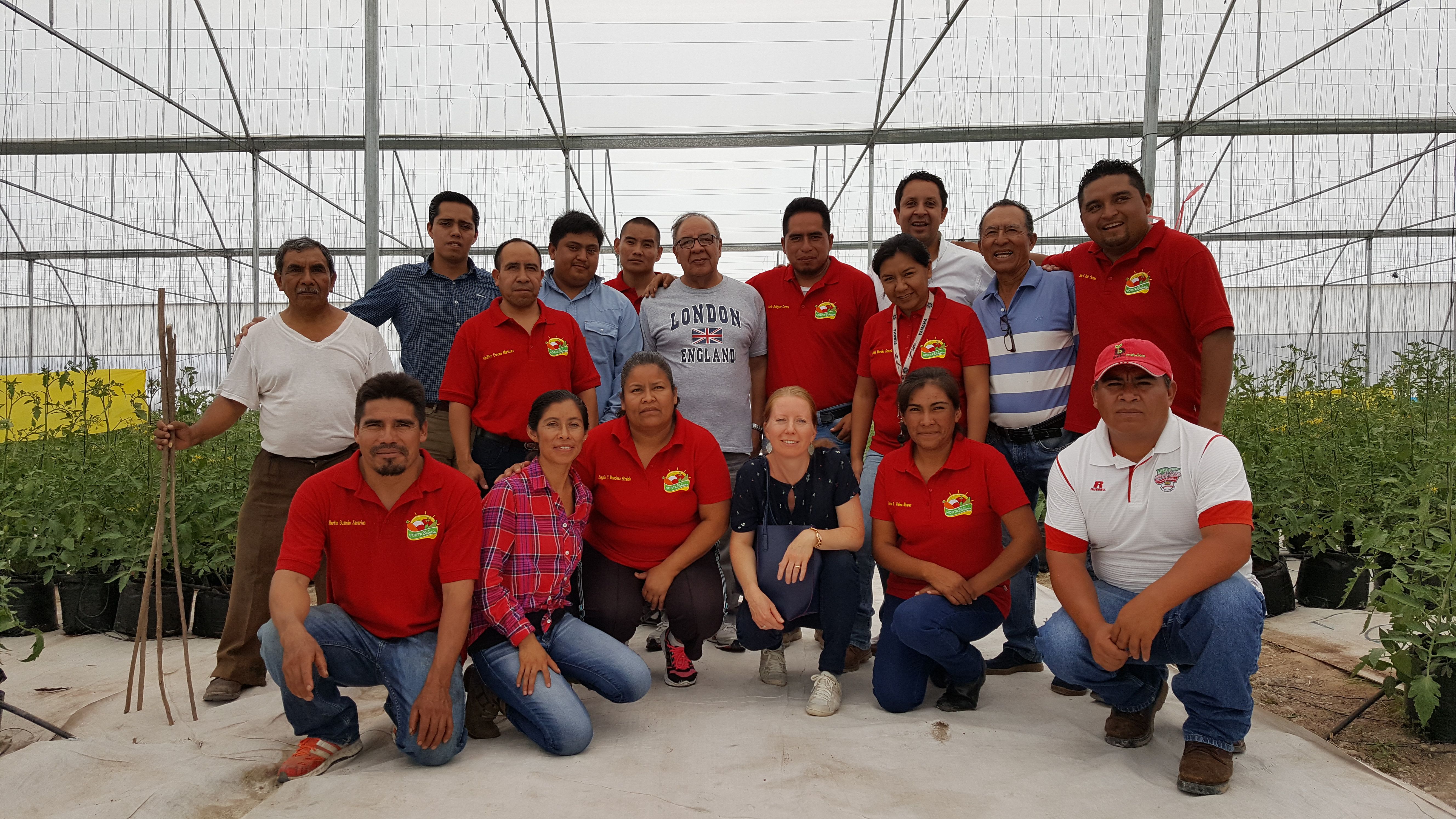 Birgit de Vos con trabajadoras y trabajadores de un invernadero de tomates en México
